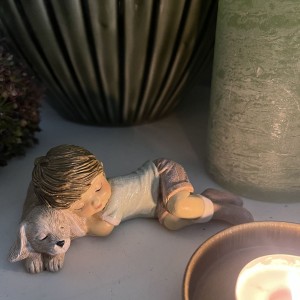 Dreng sovende med hund lyserød ca 5 cm Dreng sovende med hund lyserød ca 5 cm