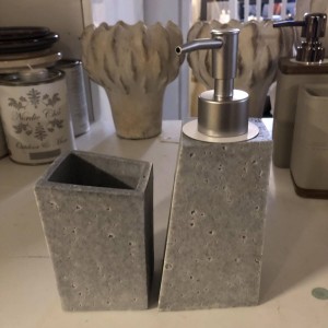Sæbepumpe grey stone med stål top Sæbepumpe grey stone med stål top