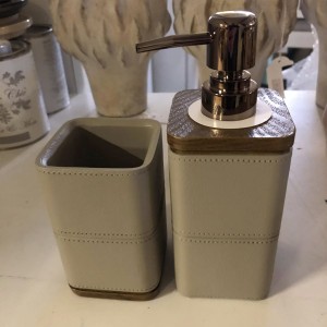 Sæbepumpe grå - træ bronze top Sæbepumpe grå - træ bronze top