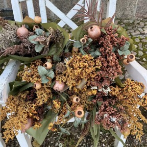 Buket med kunstige blomster brændte farver Buket med kunstige blomster brændte farver