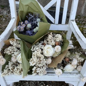 Buket med kunstige blomster lilla toner Buket med kunstige blomster lilla toner