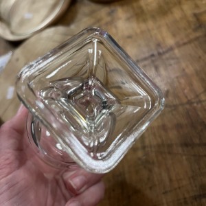 Gammelt glas med firkantet fod 11 cm