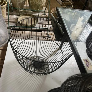 Stor metal kurv i sort