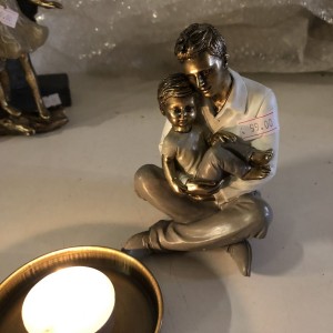 Far med barn figur bronzelook Far med barn figur bronzelook