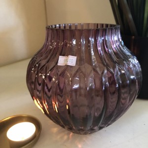 Vase i lavendelfarvet glas Vase i lavendelfarvet glas