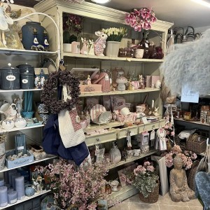 Meget stor lækker ældre reol med masser af plads