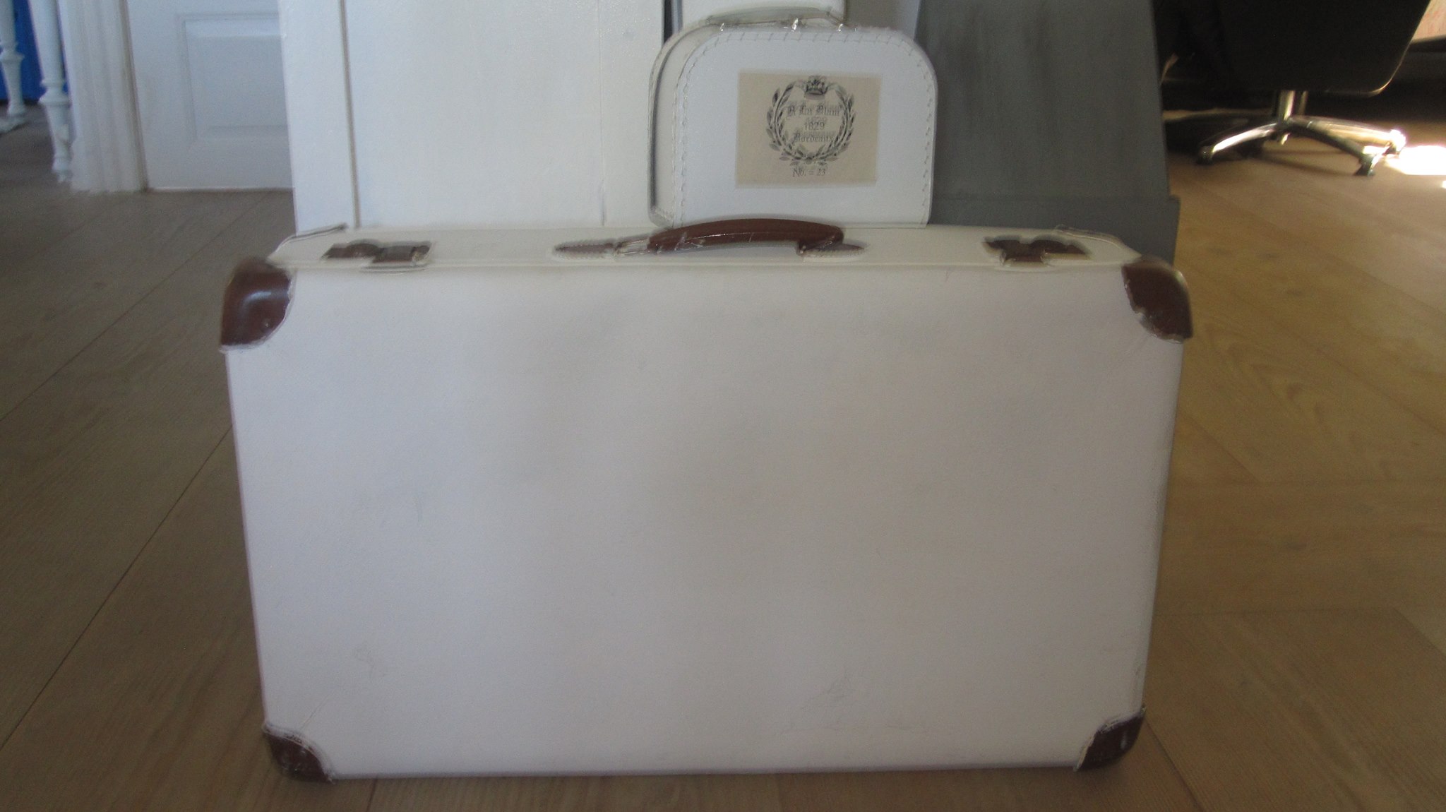 kuffert malet med vintage paint
