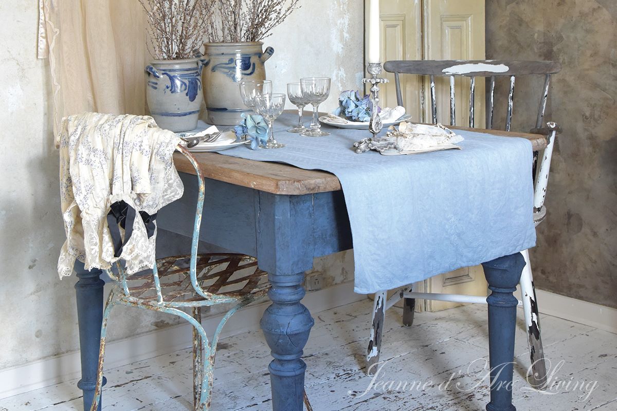 Gammet bord malet med blå kalk maling på stellet